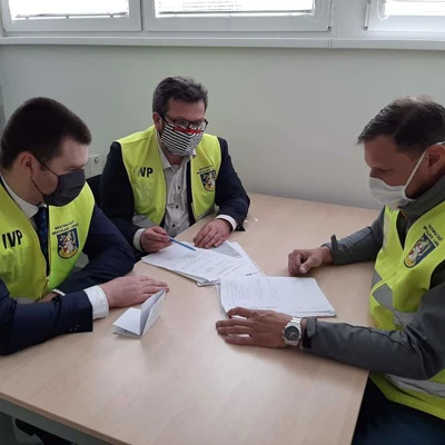 Poslanci Babic a Harmaňoš vypomáhajú IVP