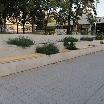 Ďalšie tri lavičky na mieste