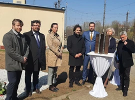Na fotografii sprava: riaditeľ Školy umeleckého priemyslu Josefa Vydru akad. mal. Milan Pagáč, viceprimátorka Bratislavy Táňa Kratochvílová, starosta Lamača Lukáš Baňacký, autor pamätníka akademický sochár Roman Hrčka, miestna poslankyňa za Lamač Veronika Hagovská, miestny poslanec a iniciátor myšlienky Matúš Harmaňoš a mestský poslanec za Lamač Igor Polakovič.