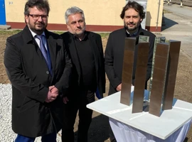 Na fotografii sprava: autor pamätníka akademický sochár Roman Hrčka, riaditeľ Školy umeleckého priemyslu Josefa Vydru akademický maliar Milan Pagáč a iniciátor myšlienky miestny poslanec Matúš Harmaňoš.