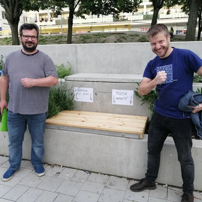 Vyrobili sme a osadili prototyp lavičky