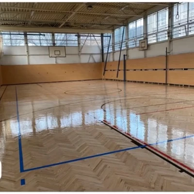 Nová palubovka vo veľkej telocvični ZŠ Lamač