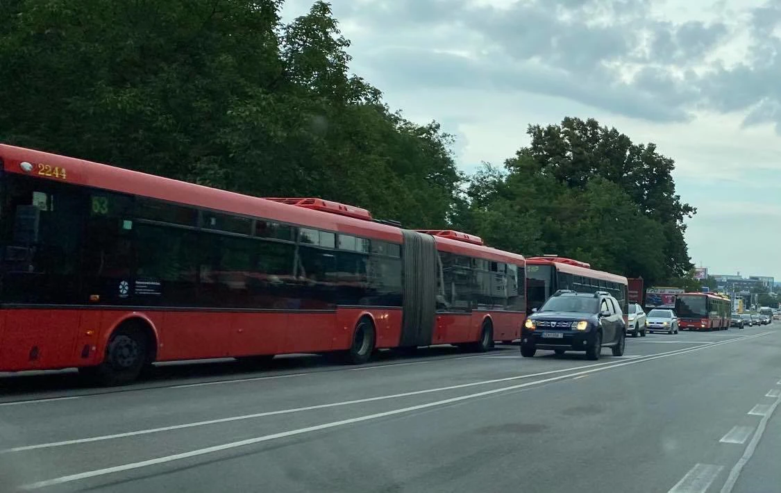 V ranných zápchach na Hodonínskej doteraz stáli aj autobusy DPB a SAD.