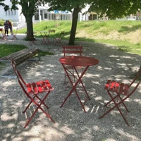 Sadni si - červené stoly a stoličky