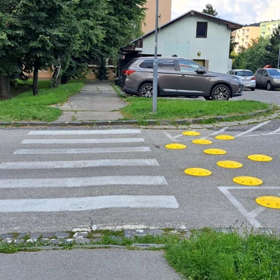 V uliciach Lamača pribudli nové spomaľovače