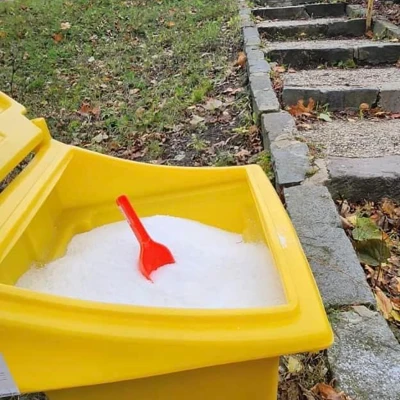 Nádoby na soľ rozmiestnené na nebezpečných úsekoch