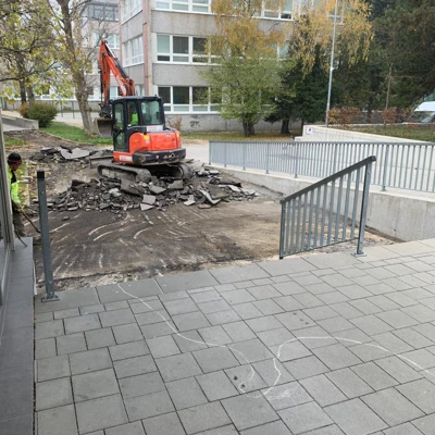 Nový asfalt pred školou na námestí